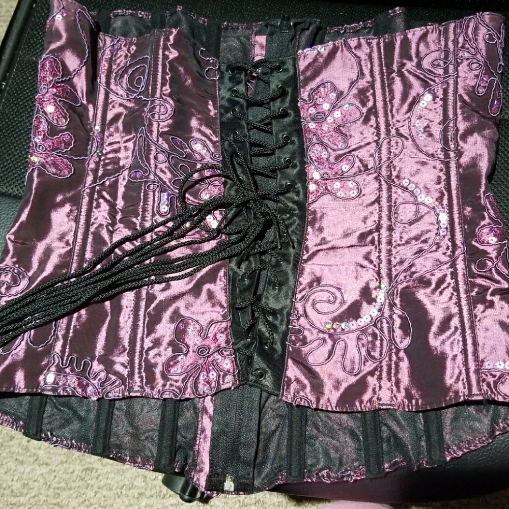 Corset - Picture 2 of 2